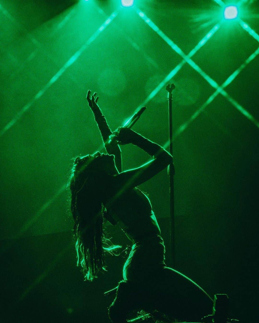 Danna Paolaのインスタグラム：「Y es así como arriba de la tarima no existe nada más… esto es adictivo… adrenalina que coloca y desenfoca… vibra deliciosa… ON TOUR!!! Gracias Dallas! 🖤🇺🇸  Next stop SAN ANTONIO TX  #xt4s1stourusa」