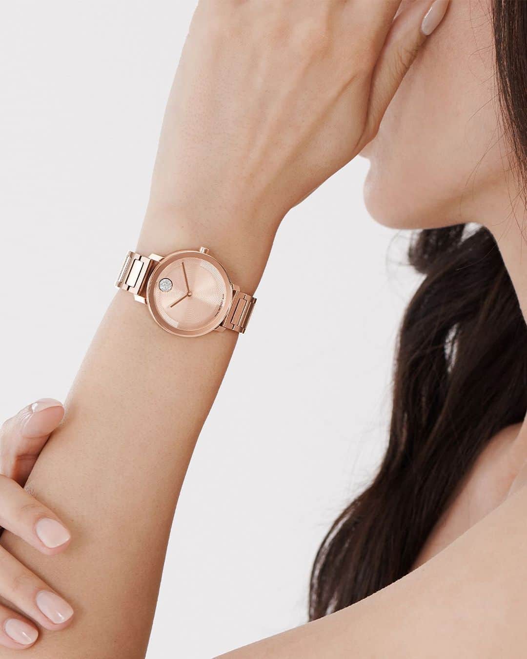 モバードのインスタグラム：「A sharp look and elevated feel. The updated design on this new #MovadoBold Evolution 2.0 feels unexpected with the micro-textured rose goldtone dial and our iconic dot motif at 12 o’clock in sparkling crystals. Tap to learn more.」