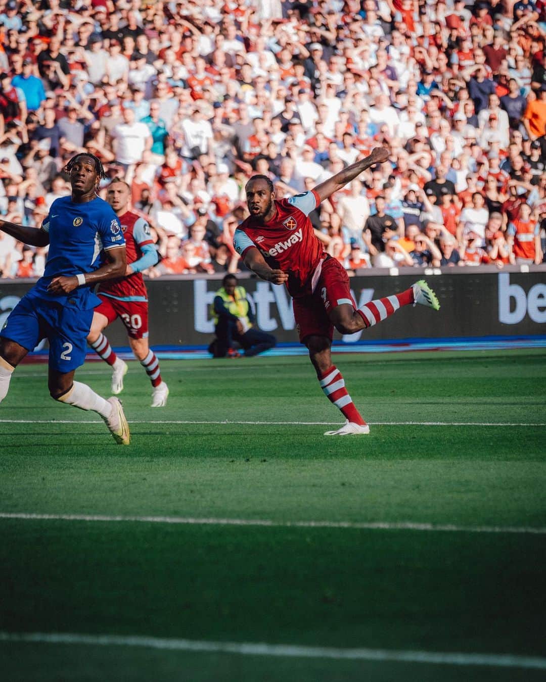 マイケル・アントニオのインスタグラム：「What a win, what a performance! Nice to be on the score sheet 🤝🏾」