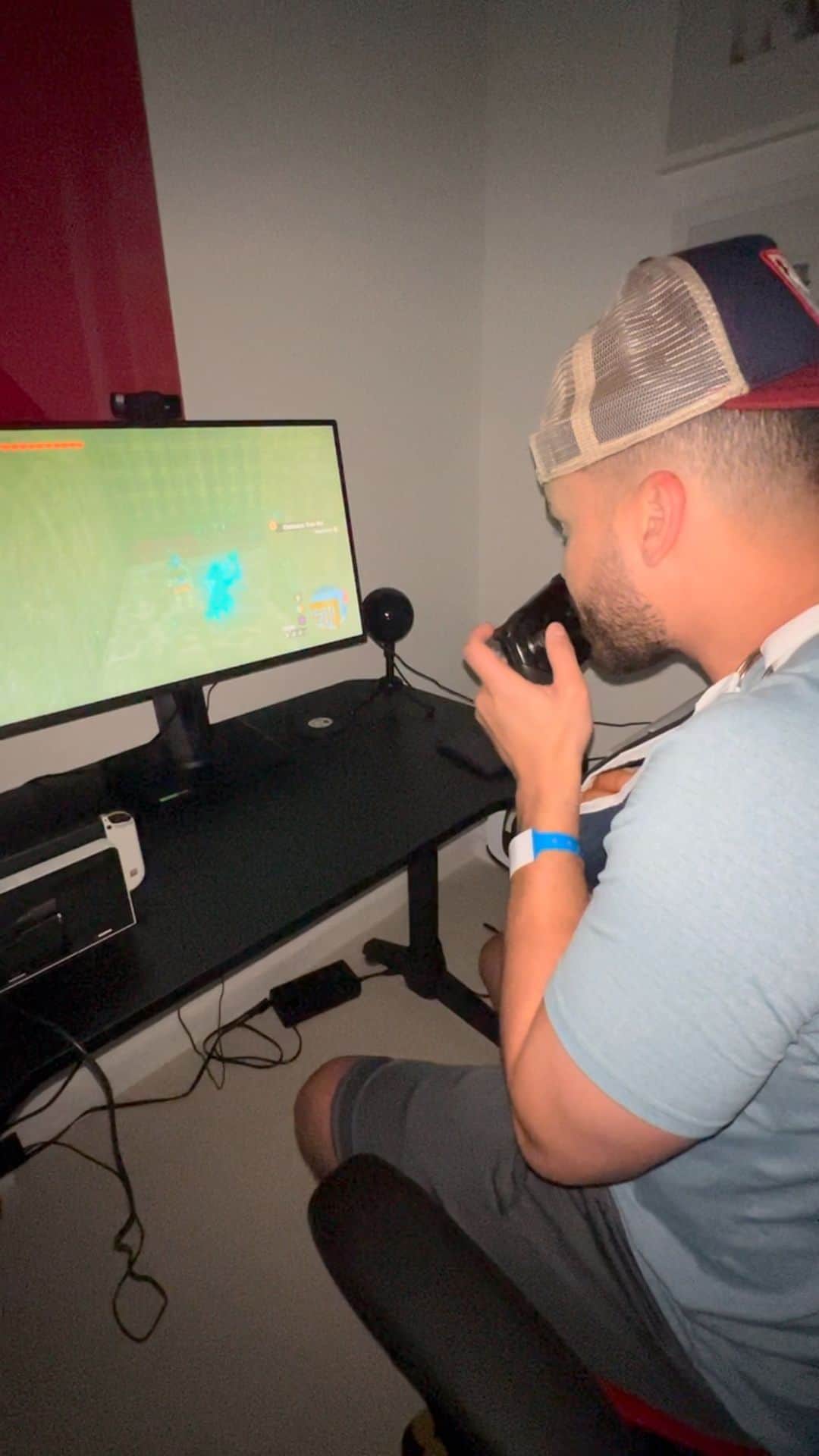 プリンス・ロイスのインスタグラム：「Not me playing Zelda with one hand 😭」