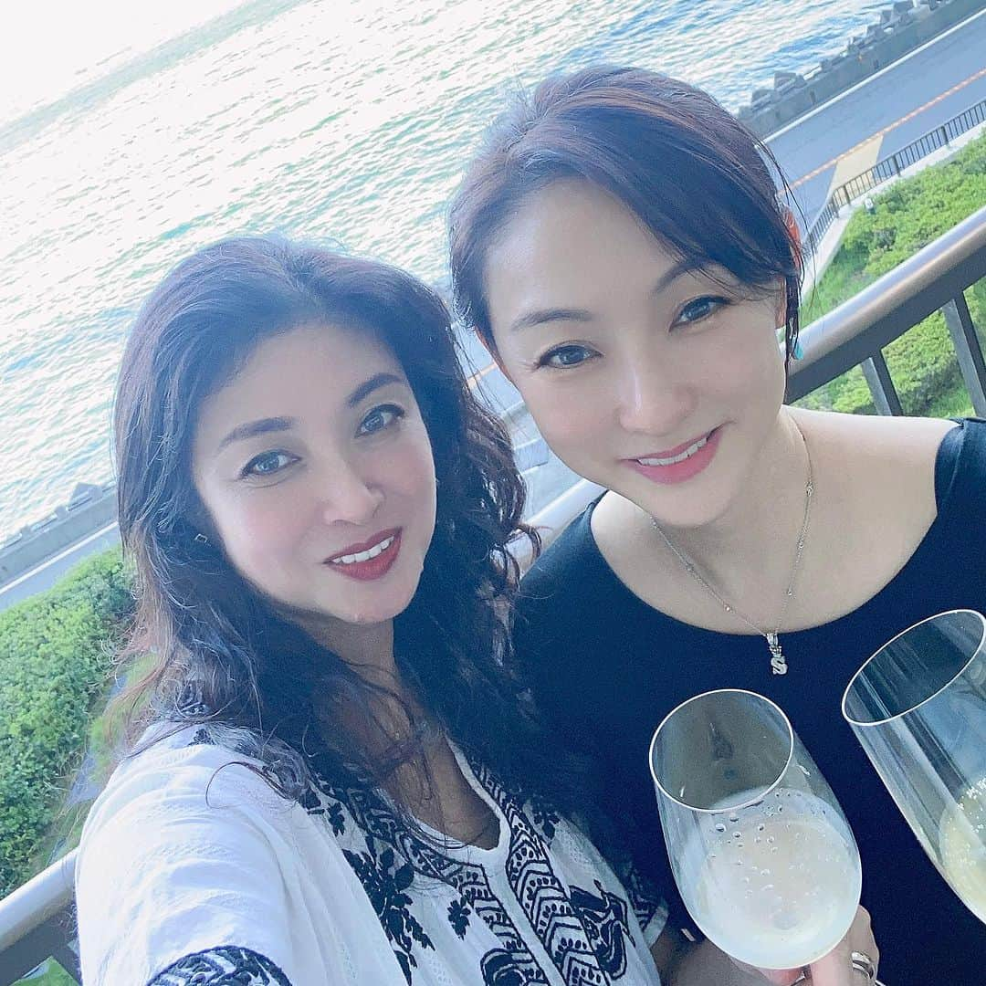 山本侑貴子さんのインスタグラム写真 - (山本侑貴子Instagram)「夏の思い出✨✨✨✨✨✨  久しぶりの熱海  露天風呂に入った後 海を眺めながら  Champagne✨ AYALA Blanc de Blancs 2016  ⚫︎ シャインマスカット ⚫︎ チーズとクラッカー  そして これから HANABI✨✨✨  #熱海  #花火大会 #熱海花火大会  #champagneayala  #ayala  #yukikoyamamoto  #山本侑貴子」8月21日 10時01分 - yukiko.diningandstyle.wine