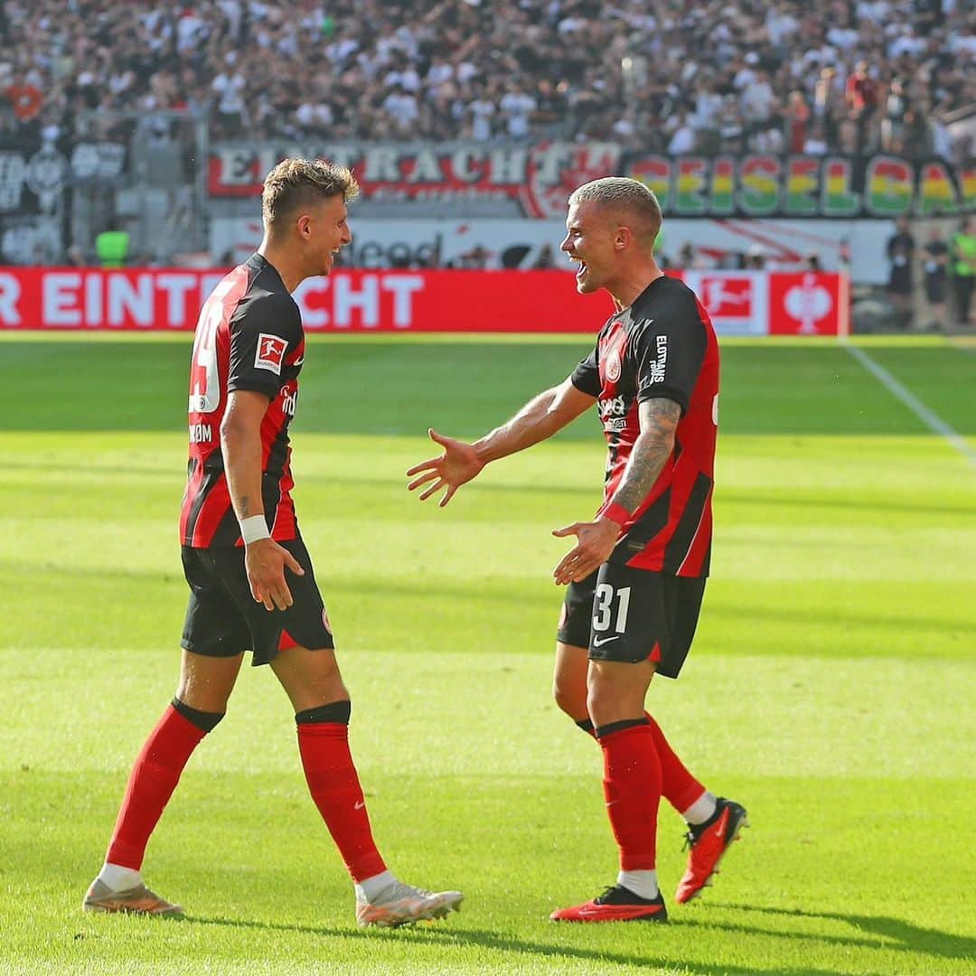 フィリップ・マックスのインスタグラム：「Hart erarbeiteter 3er zum Start - die Atmosphäre mal wieder Gänsehaut! Jetzt gehts weiter 👊🏻🦅 @eintrachtfrankfurt」