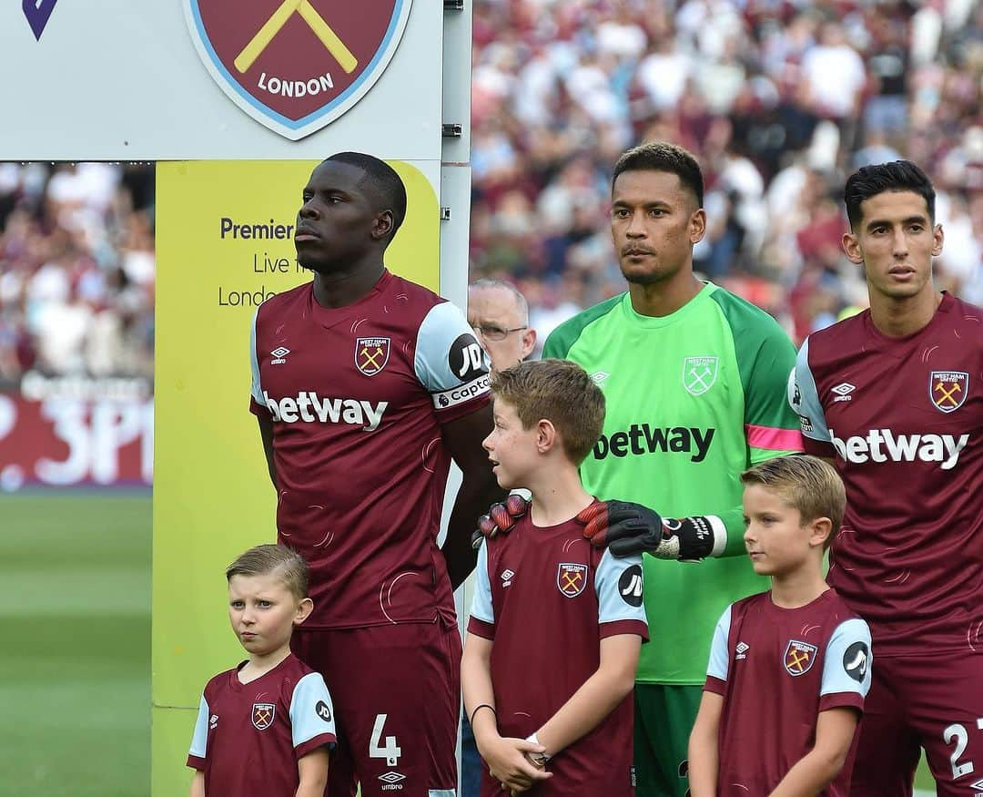 クル・ズマさんのインスタグラム写真 - (クル・ズマInstagram)「Big Derby Win !!! ⚽️⚽️⚽️ 🔝 so proud of the team ! 👊🏿⚒️ Thanks y’all for your support 🔝🤲🏿 always a big pleasure to captain this amazing team 🤲🏿 #blessed #uZoumaki」8月21日 4時48分 - kurtzouma