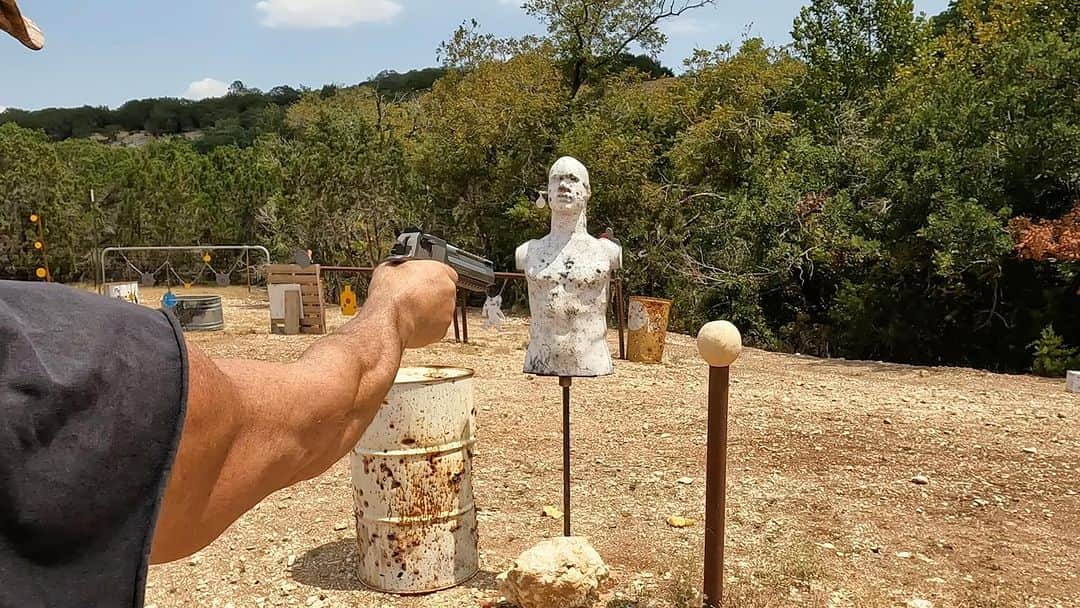 ビル・ゴールドバーグのインスタグラム：「“Who is #captaincantelope ??” 😳 #happysunday #weekend #firearms #sundaygunday #deserteagle #rangeday #50ae #50cal #pewpew #fruitninja #handcannon #cantelope #targetpractice」