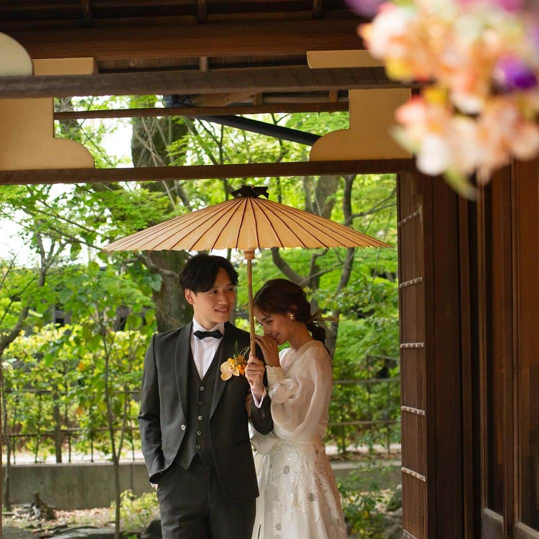 YouAさんのインスタグラム写真 - (YouAInstagram)「Elegance な和と洋のミックス @onoebessou_wedding   Wedding Dressに番傘を Hairに水引きを  👗 @mariaferia_nagoya  💄 @hiro_by_wd   #和と洋 #weddingdress #wedding #dressstyling  #花嫁　#結婚式」8月21日 5時01分 - youa.dressstylist