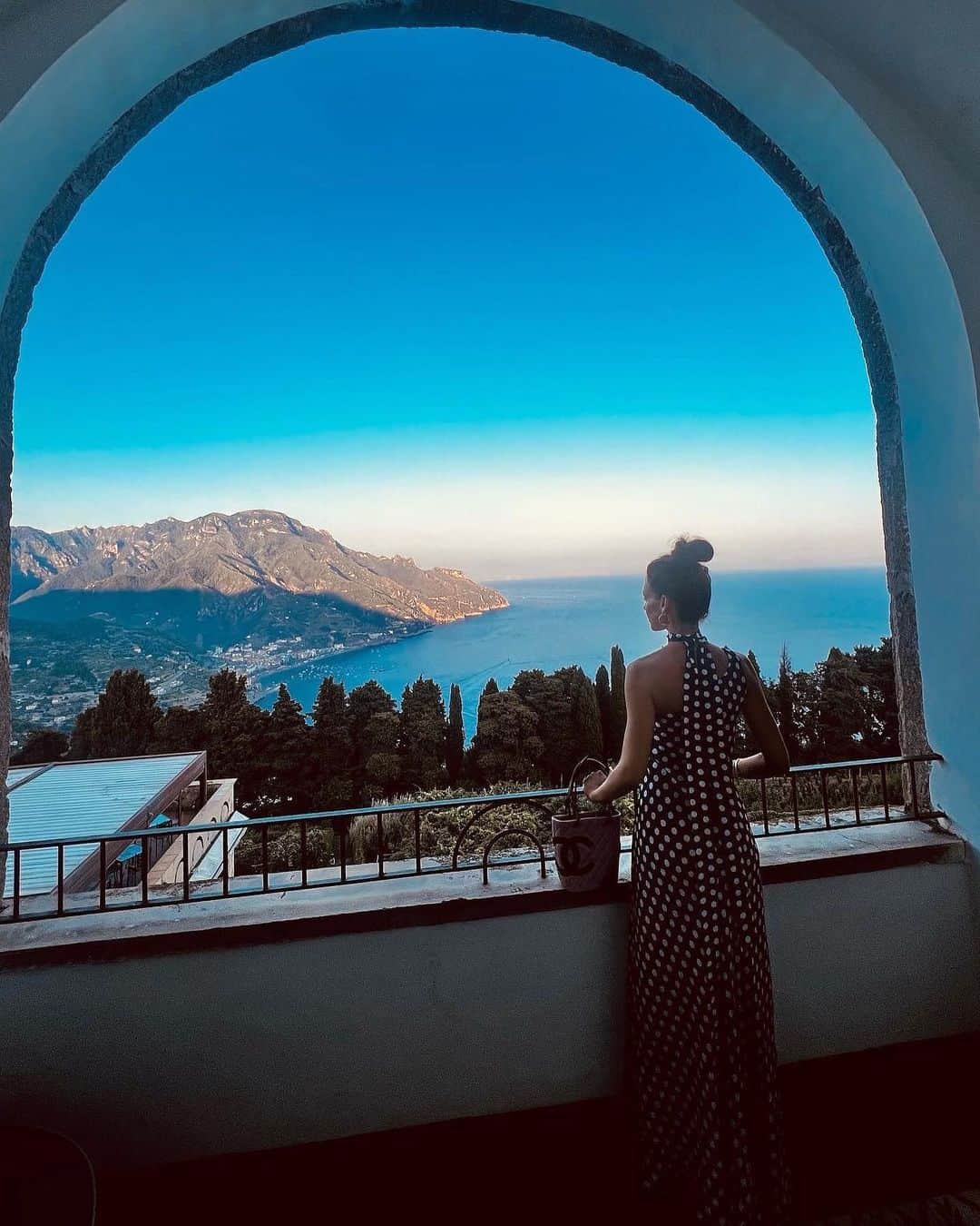 ミシェル・キーガンのインスタグラム：「Beautiful Ravello by night 🇮🇹🥀🌘🍝」