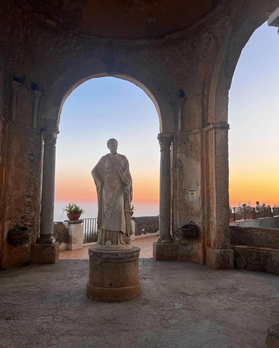 ミシェル・キーガンさんのインスタグラム写真 - (ミシェル・キーガンInstagram)「Beautiful Ravello by night 🇮🇹🥀🌘🍝」8月21日 5時02分 - michkeegan