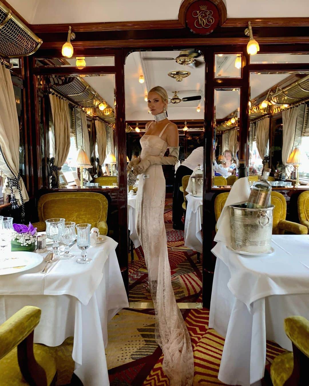 レオニー・ハンネさんのインスタグラム写真 - (レオニー・ハンネInstagram)「In my glam girl era at Venice Simplon-Orient-Express ✨ Anzeige/Ad @vsoetrain #TheArtOfBelmond」8月21日 5時07分 - leoniehanne