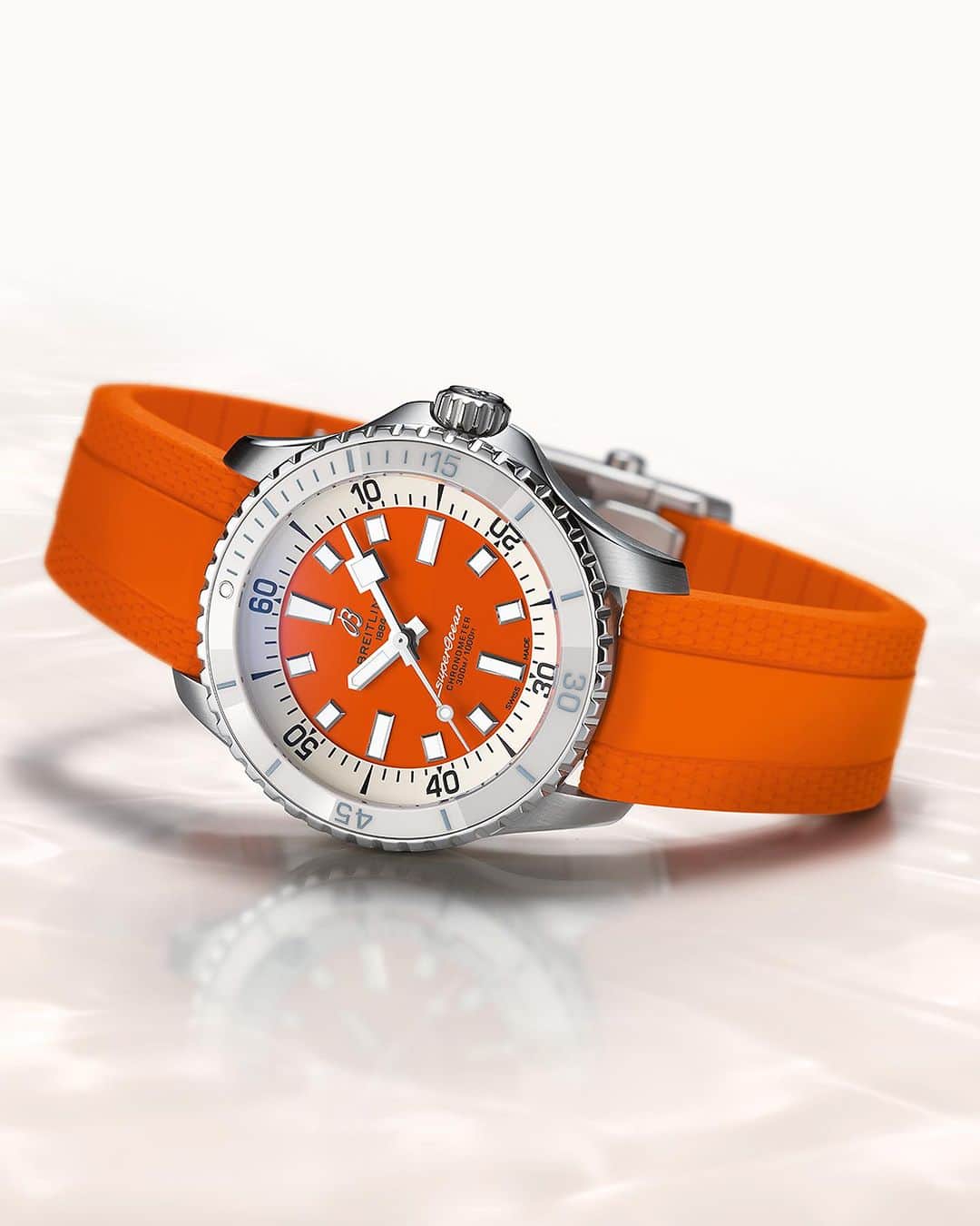 ブライトリングのインスタグラム：「Beat the heat like Sally Fitzgibbons—with our hot orange Superocean watch on your wrist.   ⠀ ⠀ ⠀ ⠀ ⠀ ⠀ ⠀   #breitling #squadonamission #superocean #automatic #divingwatch #surfing #orangedial」