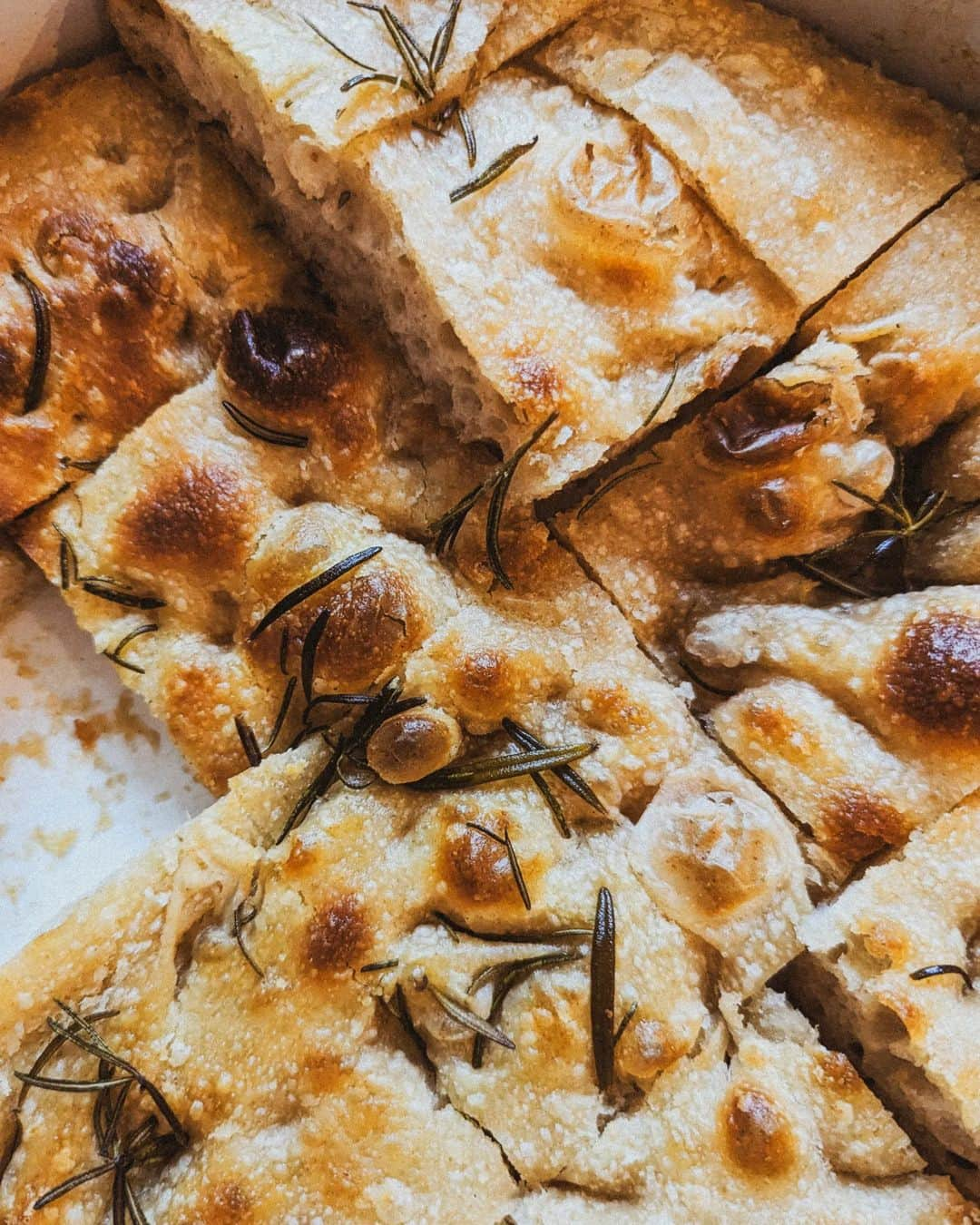 pinimariniのインスタグラム：「Diese Woche gab es viele leckere selbstgemachte Focaccia, Salate und Suppen (trotz Hitze). Mein Studio ist endlich fertig umrenoviert (wer hätte es gedacht). Und weil es im August so viele Geburtstage gibt, gab's ein großes Fest mit Freunden, dabei wurde ich nochmal so richtig schön überrascht mit einem Geschenk und wir saßen, bis wir den Fledermäusen Gute Nacht gesagt haben. . . #august #sommer」