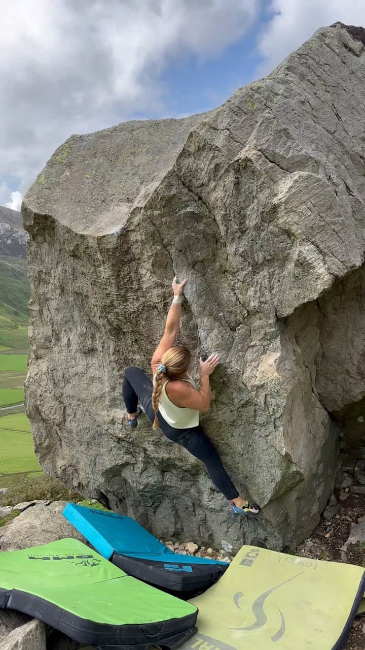 ヘイゼル・フィンドレーのインスタグラム：「It’s satisfying when you work out an alternative way of climbing a morpho problem. It’s also cool when you can climb a problem in multiple ways. You get two for the price of one. So I’d like to return and try to do it the ‘standard’ way (as @anguskille demos ) which feels so hard for me! The Pinch at Gorlan. @blackdiamond @lasportivagram @girls_in_gwynedd」