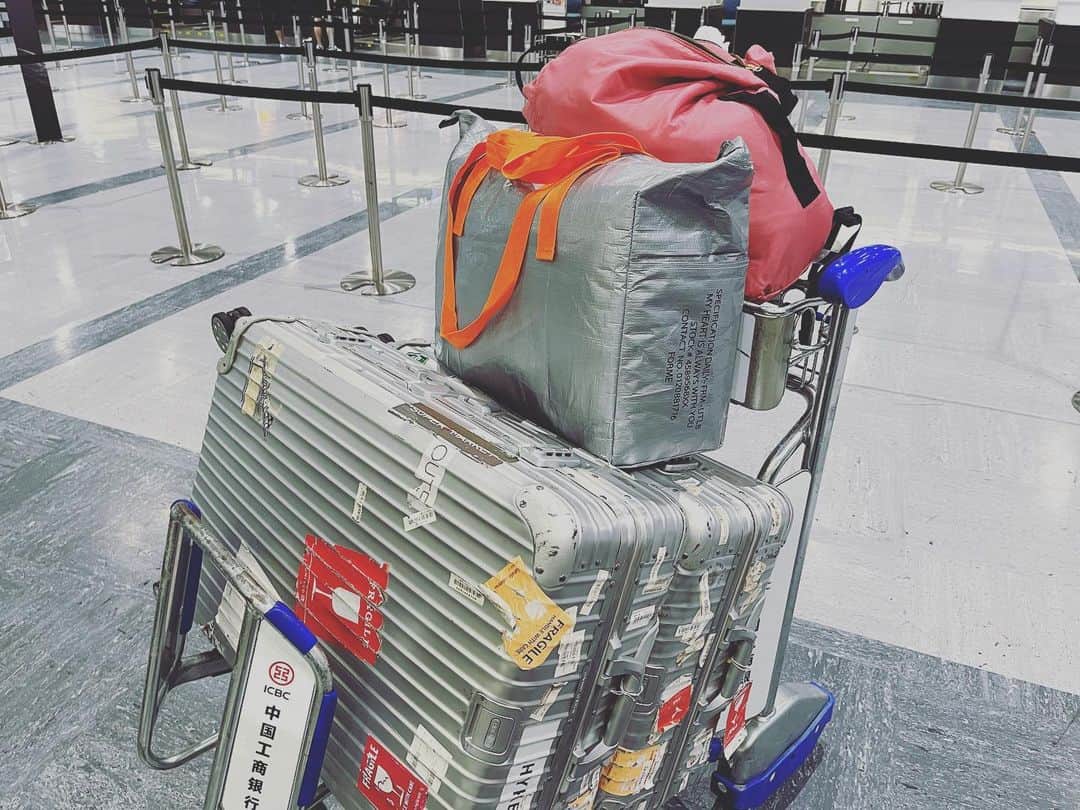 金子綾さんのインスタグラム写真 - (金子綾Instagram)「たくさんお問い合わせいただく スーツケースは @rimowa  かつての私は海外出張に連れて行っていただく機会が多く…(遠い目) かれこれ15年以上⁈ 他にもサイズ違いや軽いバージョンも。 前回、取手が壊れたまま戻ってきたけど表参道店であっという間に直してもらえた。 サイズは当時飛行機に乗せられる 1番大きいサイズだったはず。 (新型がたくさん出ているから詳しいサイズ感は分からないのですが) お店の方曰く、やはりタフで長く使ってもらえるのはアルミタイプだと。 ちなみにブラックのジップタイプのビッグサイズも持っている。 我が家のトランクルームはリモアだらけなのです🤭  ちなみにちなみに @mother_inc のトートには米やらオムツやらを入れて スーツケースと共に預けるスタイル。 現地では洗濯物入れたり、スーパー、ビーチバッグとしても‼︎」8月21日 5時48分 - ayaaa0707