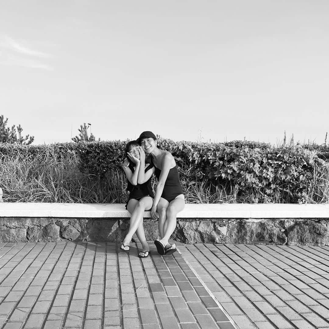hiromi hashimotoのインスタグラム：「🌻  母は川派、娘はプール派。結果プール。」