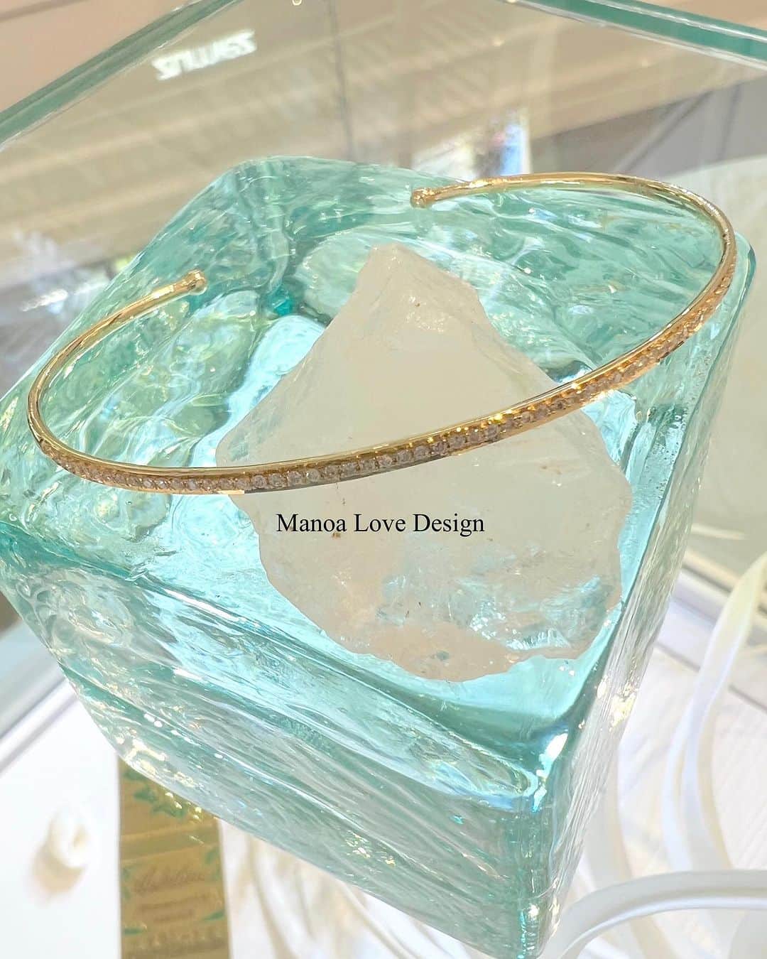 Manoa Love Design Hawaiiのインスタグラム：「Diamond simple cuff bracelet✨ 60 diamonds / 0.22ct / G color / SI1  2mm width  Prong set  7 inches  3.33 grams  www.manoalovedesign.com✨  #manoalovedesign #waikiki#diamondbracelet #trendingjewelry #waikikibeach #hawaiivacation #manoa#love#honoluluhawaii #hawaiijewelry   #マノアラブデザイン #ワイキキ#ブレスレットコーデ #マノア#ラブ」