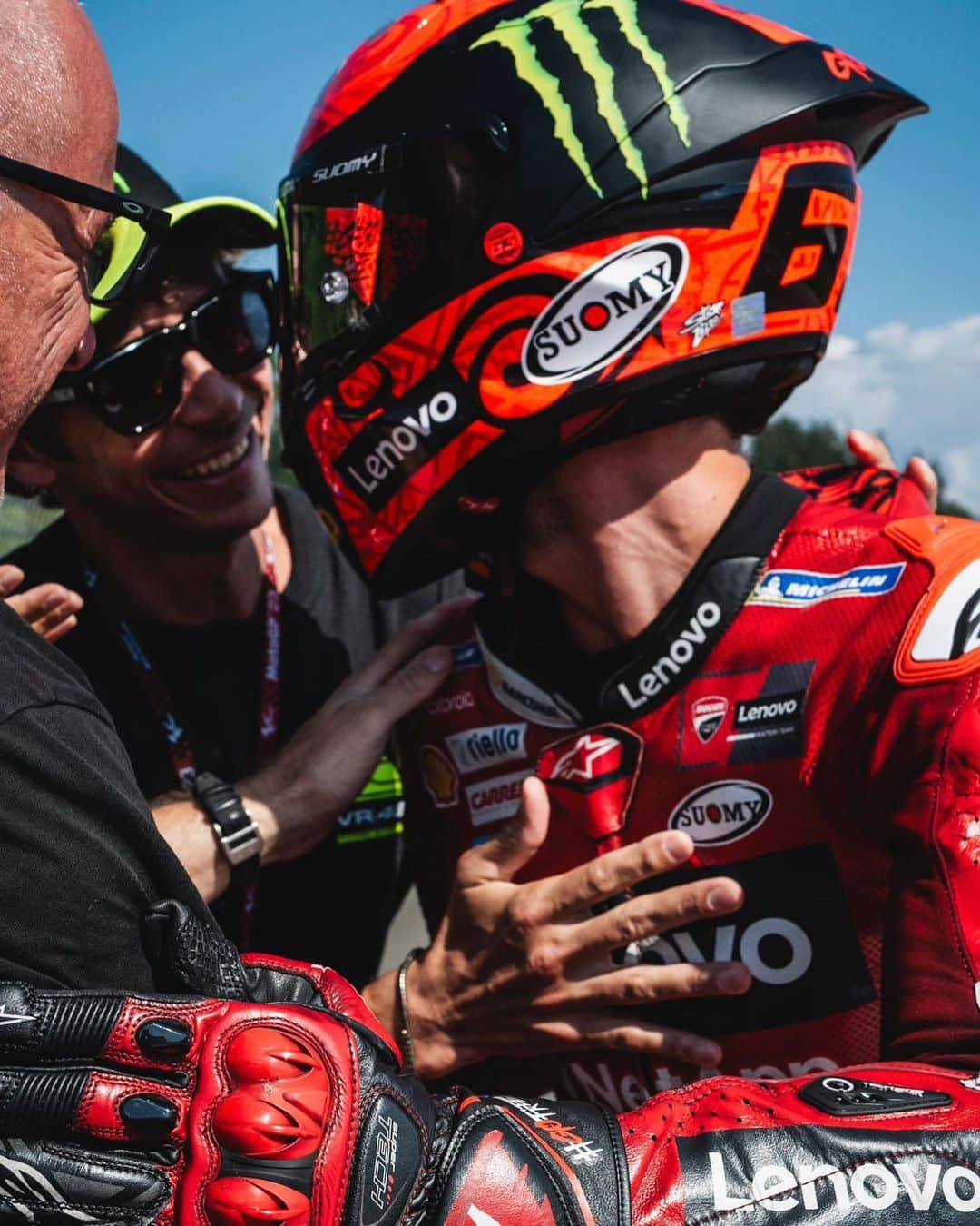 バレンティーノ・ロッシさんのインスタグラム写真 - (バレンティーノ・ロッシInstagram)「Che week end in Austria,pista bellissima sole e molta gente Grande atmosfera in puro stile @motogp  E poi oggi i nostri piloti sono stati fortissimi @_celin13_ è tornato li dove deve stare dopo un anno difficile, @pecco63 da sabato mattina è stato perfetto e ha conquistato un hat-trick da F1, @marcobez72 e @lucamarini10 hanno fatto una gara spettacolare e hanno messo le due @vr46racingteam sul podio e p4 rimontando fino all’ultima curva,anche @frankymorbido gli ha dato il gas ed è stato spesso veloce come i primi Avanti così ragazzi,oggi ha dato gusto 💪🏼💪🏼💪🏼」8月21日 6時41分 - valeyellow46