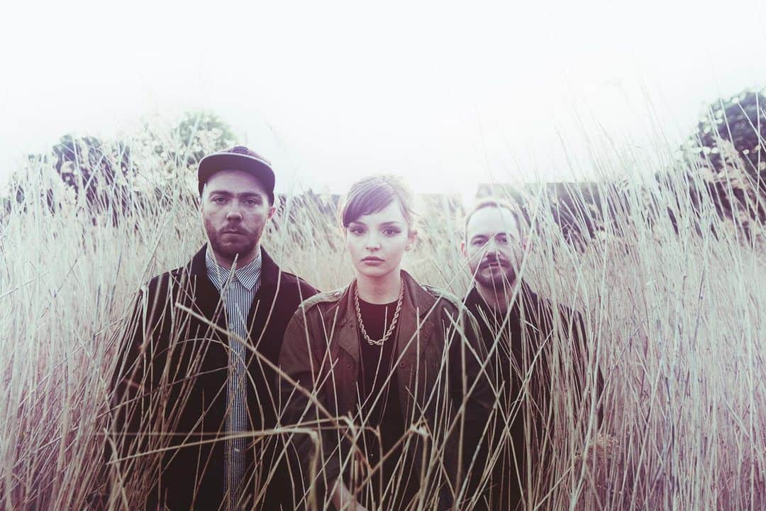 CHVRCHESさんのインスタグラム写真 - (CHVRCHESInstagram)「Bones era press photos of a young trio out of Glasgow 📸 @eliot_lee_hazel」8月21日 6時40分 - chvrches