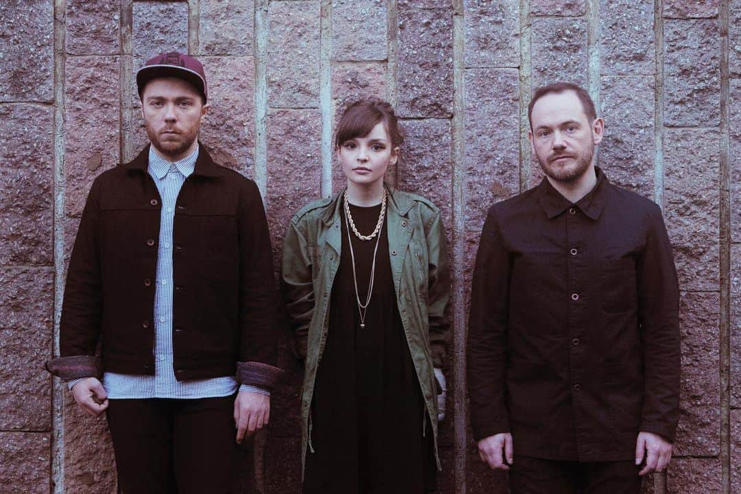 CHVRCHESさんのインスタグラム写真 - (CHVRCHESInstagram)「Bones era press photos of a young trio out of Glasgow 📸 @eliot_lee_hazel」8月21日 6時40分 - chvrches