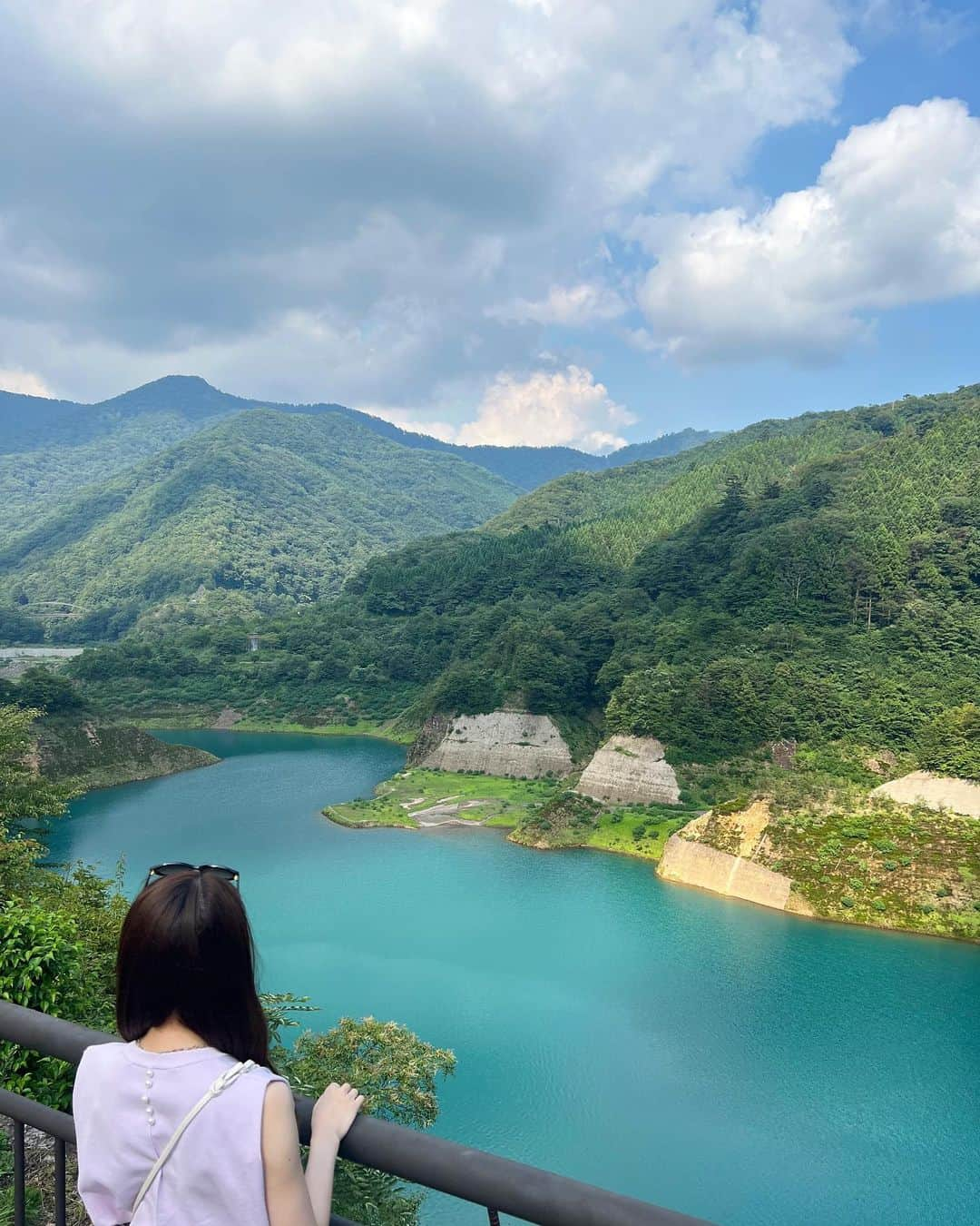 安藤咲良さんのインスタグラム写真 - (安藤咲良Instagram)「. おはようございます☀️ 今週も頑張りましょう！！！ 月9:00、10:00、11:00アベマニュース 　16:00頃THETRAD中継 火9:00、10:00、11:00アベマニュース 木23:25頃アベマニュース 金20:30〜23:30ウィンチケットミッドナイト競輪 の予定です！ . 写真は家族といった奥四万湖✨ 四万ブルーに癒されました😊 #四万ブルー #奥四万湖」8月21日 6時55分 - sakura.ando