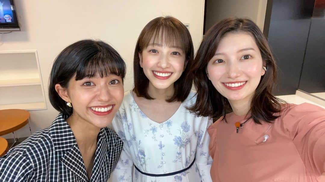 吉村恵里子のインスタグラム：「・ おはようございます！  ついに新人アナウンサーの2人が 今日のTHE TIME,でデビューしました！  フレッシュで爽やかな2人の挨拶、 皆さんご覧になりましたか？🌻  今週から、 月曜日を南後杏子ちゃん(写真:真ん中) 木曜日を御手洗菜々ちゃん(写真:左) がエンタメ,天気を担当します！  新しいメンバーが増えて、 今日のスタジオはより一層パッと明るくなりました☺️  そして今週は世界陸上のため、 THE TIME,は5:20からの放送です！🏃‍♀️ よろしくお願いいたします🔥  #新人アナウンサー #デビュー #南後杏子 ちゃん #御手洗菜々 ちゃん #TBSアナウンサー #初鳴き」