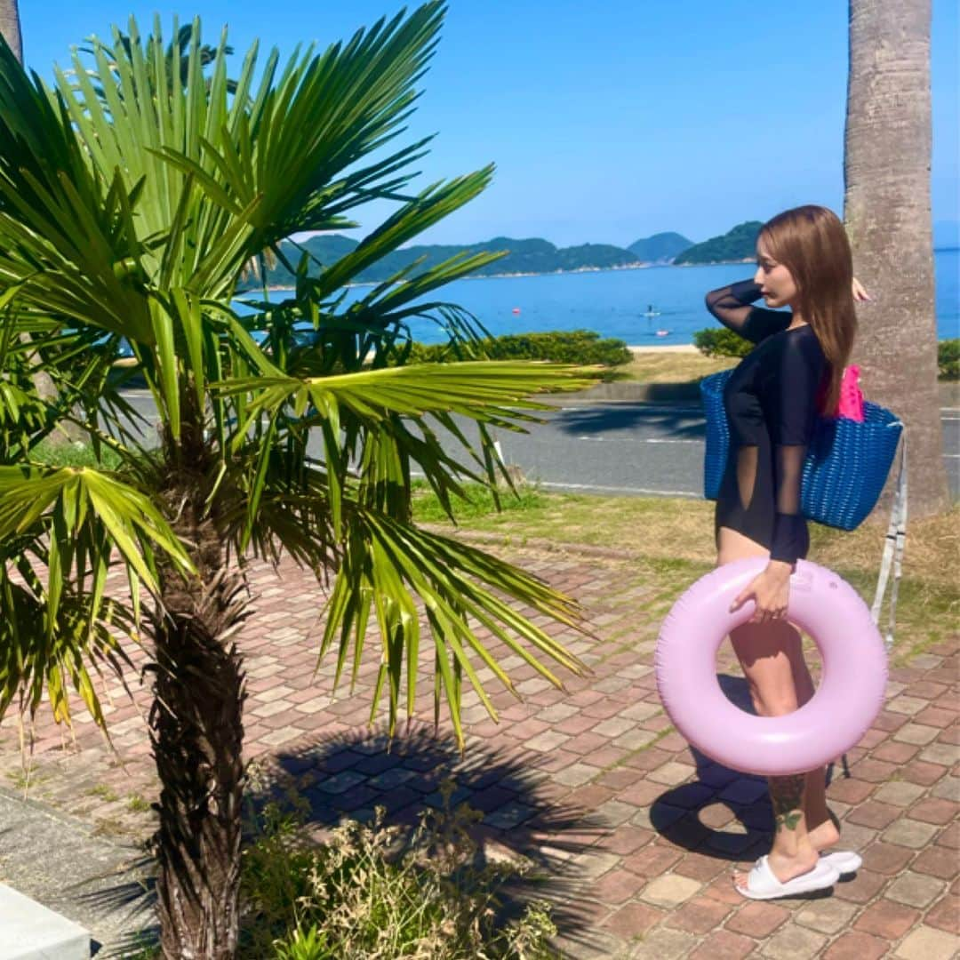 ともさんのインスタグラム写真 - (ともInstagram)「今年最後の海かな〜⛱  in 周防大島　  急遽買った @daiso_official  の浮き輪が めちゃくちゃ使えた😂 100均なんでもあって凄いなぁ♡  #周防大島 #山口県#中四国#海#daiso#ダイソー#100均#daiso#水着#水着コーデ #水着姿#shein #シーイン#夏休みの過ごし方」8月21日 7時11分 - tomo0510nagi