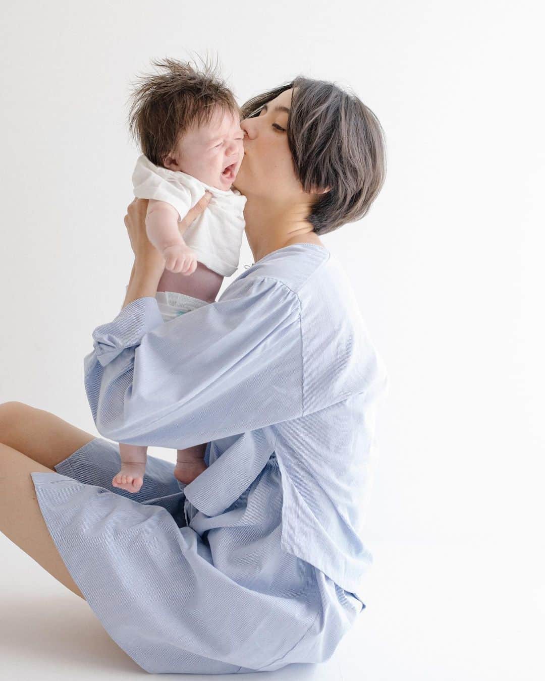 サンドバーグ直美のインスタグラム：「Naomi in button shirt dress (light blue)  A two piece dress with a hazelle bra built inside❤️  #hazellewear #innerwear #outerwear #comfortwear #organiccotton #madeinjapan #womenownedbusiness #womensupportingwomen #giveyourbodyahug」