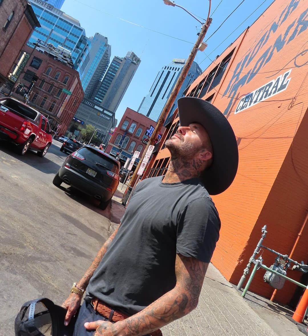 ヴィクトリアベッカムさんのインスタグラム写真 - (ヴィクトリアベッカムInstagram)「When In Nashville first stop…. Cowboy boots for @davidbeckham 🤠 (not as easy as it looks🥴)followed by BBQ lunch then vinyl shopping with @cruzbeckham x」8月21日 7時18分 - victoriabeckham