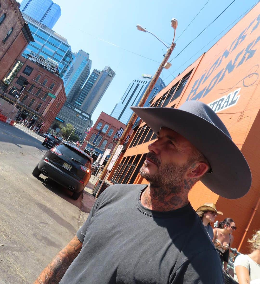 ヴィクトリアベッカムさんのインスタグラム写真 - (ヴィクトリアベッカムInstagram)「When In Nashville first stop…. Cowboy boots for @davidbeckham 🤠 (not as easy as it looks🥴)followed by BBQ lunch then vinyl shopping with @cruzbeckham x」8月21日 7時18分 - victoriabeckham