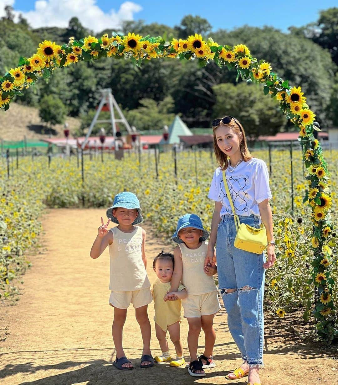 あすかのインスタグラム：「ㅤ ドイツ村🇩🇪 暑かったけど楽しめた🌻 3人が手繋いで可愛すぎる🥹 ㅤ  #tokyoto#zarakids#hermes#ザラキッズ#エルメス#エルメスプレタ#リンディミニ#シンプルコーデ#カジュアルコーデ#ママコーデ#ママファッション#30代コーデ#三兄弟ママ#三兄弟育児#三兄弟#親子コーデ#親子リンクコーデ#イエローコーデ#家族旅行#家族写真#東京観光#ドイツ村」