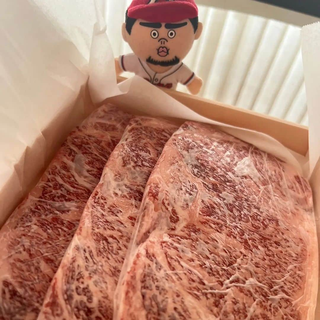 中崎翔太さんのインスタグラム写真 - (中崎翔太Instagram)「地元の曽於市さんからお肉頂きました～🍖 鹿児島黒牛ロースステーキ ありがとうございます🙇 めちゃくちゃうまい😋 #鹿児島県曽於市 #鹿児島県曽於市財部町 #鹿児島県曽於市末吉町 #鹿児島県曽於市大隅町 #曽於市肉 #曽於市PR大使 #鹿児島県曽於市PR大使 #鹿児島黒牛ロースステーキ」8月21日 7時34分 - zakisan5621