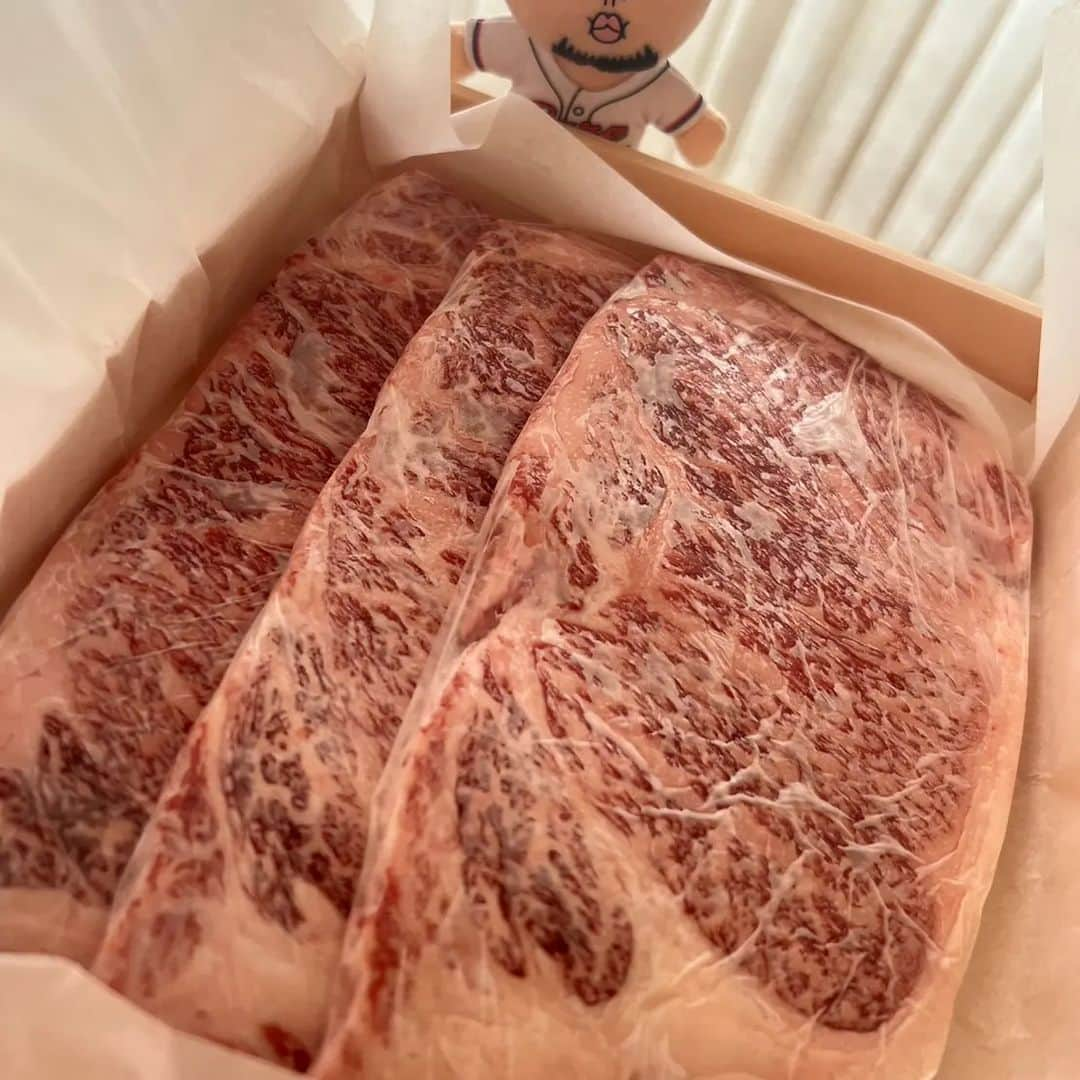 中崎翔太のインスタグラム：「地元の曽於市さんからお肉頂きました～🍖 鹿児島黒牛ロースステーキ ありがとうございます🙇 めちゃくちゃうまい😋 #鹿児島県曽於市 #鹿児島県曽於市財部町 #鹿児島県曽於市末吉町 #鹿児島県曽於市大隅町 #曽於市肉 #曽於市PR大使 #鹿児島県曽於市PR大使 #鹿児島黒牛ロースステーキ」