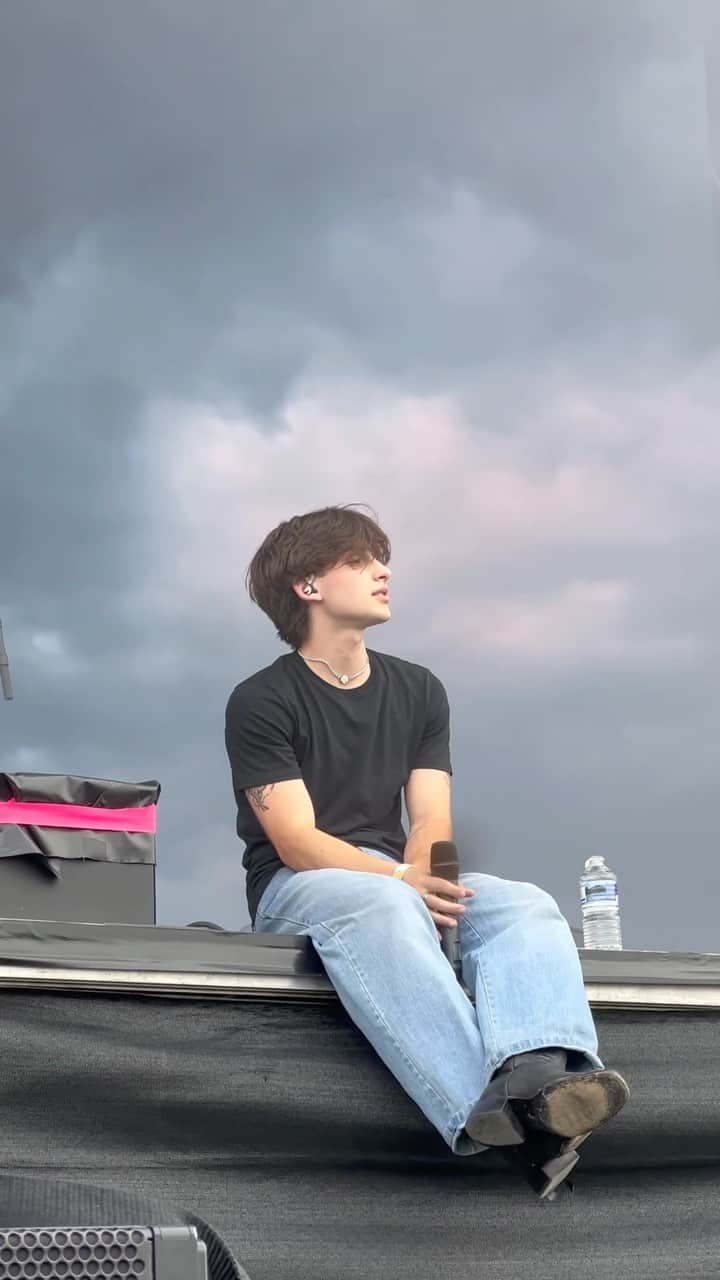 ジョニー・オーランドのインスタグラム：「Can’t wait to sing this on tour <3」
