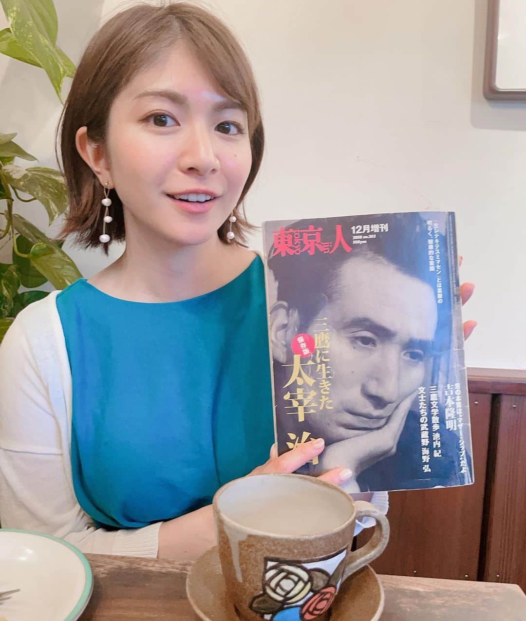 千葉真由佳さんのインスタグラム写真 - (千葉真由佳Instagram)「【太宰治が生きたまち三鷹へ📚】 夏休みしたかったことの１つが 太宰治ゆかりの地である 三鷹市に行くこと✊✨  丸一日かけてゆっくり 巡ってきましたので日記に☺️📝  🔸太宰治文学サロン →書籍多数！ゆっくり読書を楽しめる素敵な空間。 ポストカード買っちゃった🥹💓  🔸珈琲松井商店(@matsui_shoten ) マスターとスタッフさんが 太宰治にまつわる話をしてくれたり雑誌を見せてくれたり...優しくて😭またすぐにでも行きたい✨ 太宰が生きた時代をイメージして作られたコーヒーが美味し過ぎてお豆購入☕️  🔸三鷹市美術ギャラリー 太宰治が住んだ家の間取りを再現した展示室。 外套🧥や自画像の絵が✨ そして原稿の字を見て歓喜...  🔸禅林寺へお墓参り →しっかりご挨拶してきました。 お墓の目の前には森鴎外も眠っているとのこと  🔸連雀湯跡 →娘さんをよく連れて行った銭湯の跡地♨️今は車屋さんに。  🔸太宰治旧宅跡(さるすべりの木🌲) →自宅にあったとされる木が 移植されてありました。 ピンクの花が綺麗...この時期に咲くのを楽しみにしてたのかなぁ🧐  ぐるりと跡地を巡ってみて まだ読んでいない太宰作品が より楽しく読める気がしました。  (太宰治全集はKindleで全4839ページ、280作品あるぞ✌️)  #太宰治#太宰治文学サロン #太宰治展示室 #三鷹市美術ギャラリー  #東京散歩#三鷹 #珈琲松井商店#カフェ巡り  #太宰コーヒー#さるすべり #ゆかりの地#推し活#📚 #フリーアナウンサー #千葉真由佳」8月21日 7時40分 - mayuka.chiba