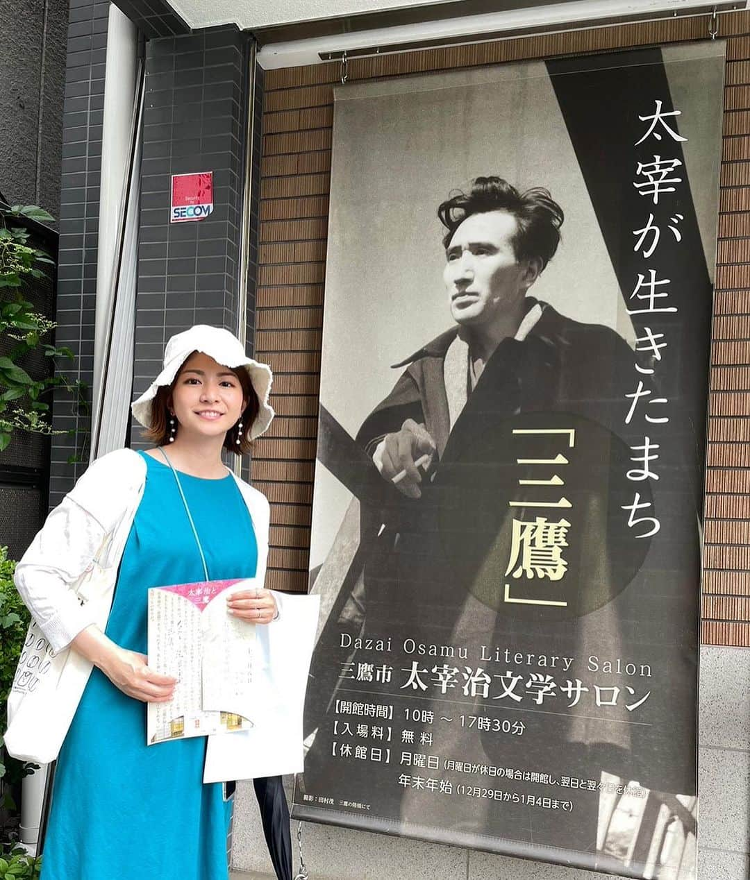 千葉真由佳さんのインスタグラム写真 - (千葉真由佳Instagram)「【太宰治が生きたまち三鷹へ📚】 夏休みしたかったことの１つが 太宰治ゆかりの地である 三鷹市に行くこと✊✨  丸一日かけてゆっくり 巡ってきましたので日記に☺️📝  🔸太宰治文学サロン →書籍多数！ゆっくり読書を楽しめる素敵な空間。 ポストカード買っちゃった🥹💓  🔸珈琲松井商店(@matsui_shoten ) マスターとスタッフさんが 太宰治にまつわる話をしてくれたり雑誌を見せてくれたり...優しくて😭またすぐにでも行きたい✨ 太宰が生きた時代をイメージして作られたコーヒーが美味し過ぎてお豆購入☕️  🔸三鷹市美術ギャラリー 太宰治が住んだ家の間取りを再現した展示室。 外套🧥や自画像の絵が✨ そして原稿の字を見て歓喜...  🔸禅林寺へお墓参り →しっかりご挨拶してきました。 お墓の目の前には森鴎外も眠っているとのこと  🔸連雀湯跡 →娘さんをよく連れて行った銭湯の跡地♨️今は車屋さんに。  🔸太宰治旧宅跡(さるすべりの木🌲) →自宅にあったとされる木が 移植されてありました。 ピンクの花が綺麗...この時期に咲くのを楽しみにしてたのかなぁ🧐  ぐるりと跡地を巡ってみて まだ読んでいない太宰作品が より楽しく読める気がしました。  (太宰治全集はKindleで全4839ページ、280作品あるぞ✌️)  #太宰治#太宰治文学サロン #太宰治展示室 #三鷹市美術ギャラリー  #東京散歩#三鷹 #珈琲松井商店#カフェ巡り  #太宰コーヒー#さるすべり #ゆかりの地#推し活#📚 #フリーアナウンサー #千葉真由佳」8月21日 7時40分 - mayuka.chiba