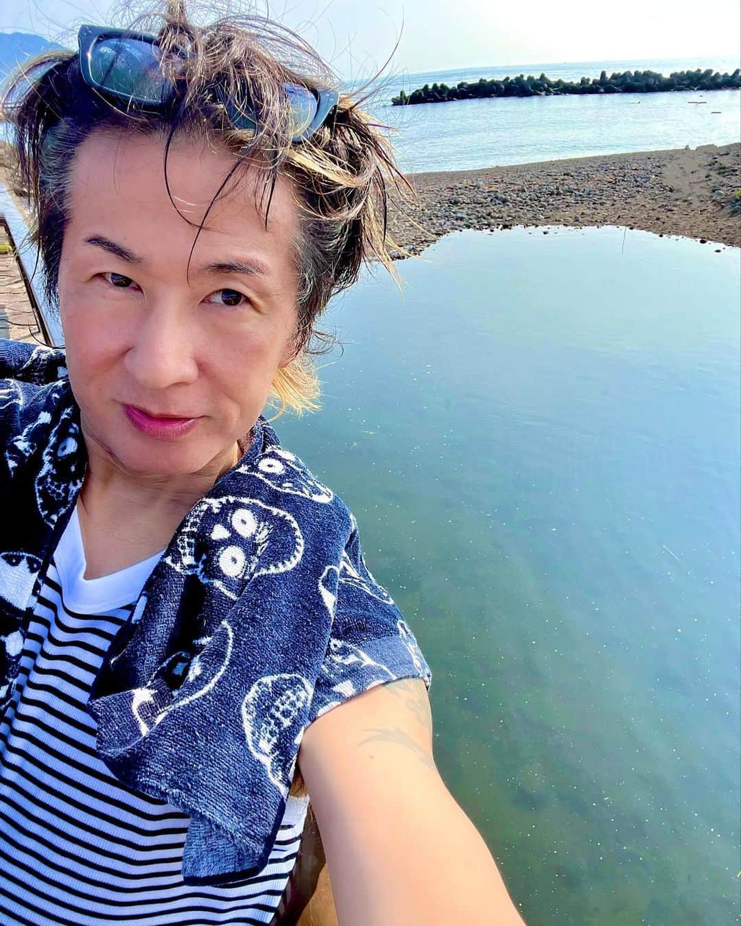 遠藤一馬のインスタグラム：「西伊豆、土肥(とい)に居ました。  昼間は小土肥(おどい)海水浴場で泳ぎ、夜は初めて土肥の花火を満喫。 せっかく見るなら良い場所でと浜辺に陣取り、なかなかの迫力を味わえたのでストーリズでお裾分け🎆  やっぱ夏は楽しい☀️  #sea #summer #西伊豆」