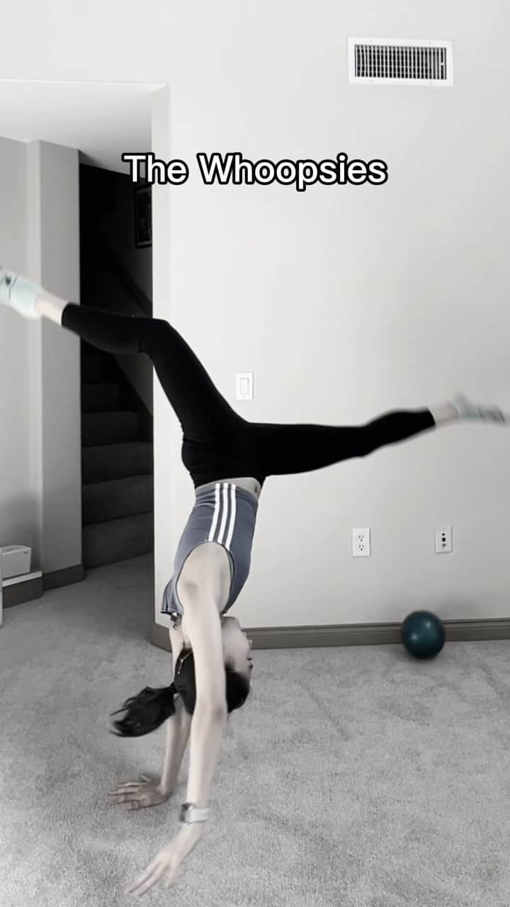 篠原枝令菜のインスタグラム：「I just noticed how many times my ankles pop 😭😭 #rhythmicgymmastics #ball #challenge #taylorswift」