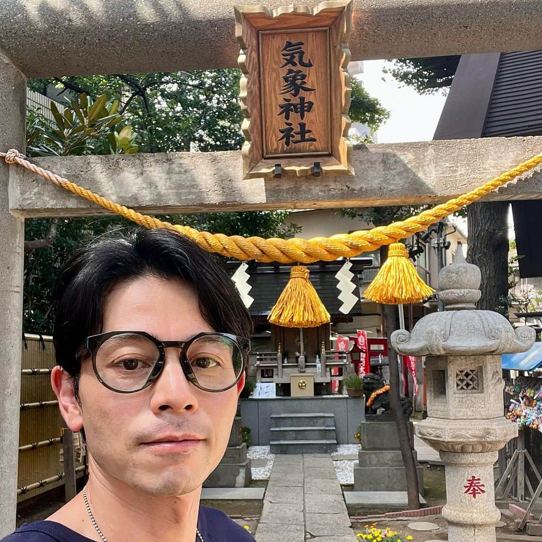 吉沢悠のインスタグラム：「． 高円寺〈気象神社〉 全国でも珍しい、〈天候に関する神社〉です。  ドラマ「週末旅の極意」の撮影現場でのこと。  高確率で雨予報の時に、撮影時だけ雨が止んだり、太陽が出てくれたりと言うことが、何度もありました。  監督の台本カバーには、気象神社の「晴守り」がしっかりと結ばれていて、何か〈見えないチカラ〉が味方してくれることってあるんだな、と感じる旅でした。  無事に撮影出来て、本当に感謝です。  #高円寺 #気象神社 #晴守り #koenji」