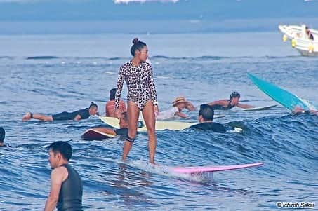 草柳ゆうきさんのインスタグラム写真 - (草柳ゆうきInstagram)「昨日の早朝、既に激混み🏄‍♀️  ここ最近の炸裂気味の鵠沼とは思えないくらい穏やかな日🌊  久しぶりのチルサーフめちゃくちゃ楽しかった😭  チーター🐆がいる！と囁かれてたらしい🫢笑  【スターボード気まぐれギャラリー】酒井さん📷いつもありがとうございます✨  #サーフィン#サーフィン女子 #サーフィンライフ #鵠沼海岸 #鵠沼海岸サーフィン #サーフィン好き#サーフィン好きな人と繋がりたい」8月21日 7時55分 - kusayuu