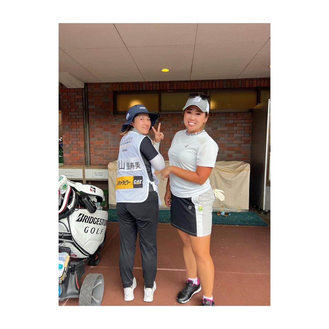 照山亜寿美さんのインスタグラム写真 - (照山亜寿美Instagram)「CAT Ladies⛳️  今回はなんと！ 綾女がキャディーしてくれました☺︎✨ が、しかし。 久しぶりに気管支炎になってしまい思うようにプレーできず大変悔しいですが、綾女のサポートのおかげで2日間きちんとプレーすることができました😭 綾女ありがとう🧡  来週のゴルフ5は選手として綾女も出場しますので皆様応援よろしくお願いします🙇‍♀️！  そして暑い中応援ありがとうございました！良いプレーできず申し訳ないです🙇‍♀️💦  体調万全に今週からも頑張ります🔥 まだまだ暑いので皆さんもお気をつけて🫡‼︎  #ブリヂストンゴルフ #no1grip #バシレウスシャフト  #サザンヤードカントリークラブ #アスリート街ドットコム #bullandbull #かんざしてぃー」8月21日 7時58分 - asumiteruyama