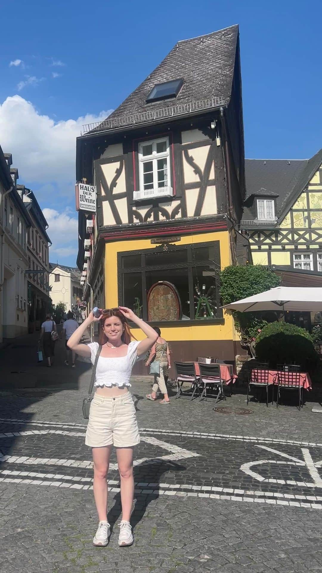 シドニー・シエロタのインスタグラム：「absolutely the cutest day :)!!!  #rüdesheim #germany」