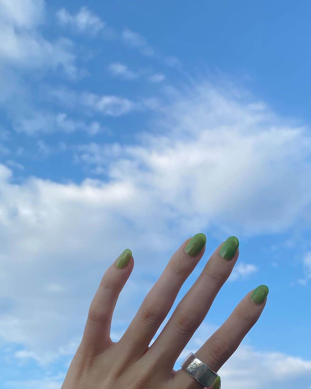 磯俣愛さんのインスタグラム写真 - (磯俣愛Instagram)「new nail °○  YEAU  sheer green  カラー名の通りシアーで 重ね塗りするとジュレっぽい ぷるっとした見た目になるのよんっ  一度塗りやったらめちゃくちゃ綺麗な黄緑💚 気分変えたい時にちょちょっと塗って 夏を感じられますわよっ  #yeau#ヨウ#sheergreen#シアーネイル #サマーネイル#ワンカラーネイル#マニキュア #セルフネイル#セルフネイル部#マニキュア部 #マニキュアネイル#グリーンネイル#ネイルポリッシュ」8月21日 8時07分 - ai_isomata