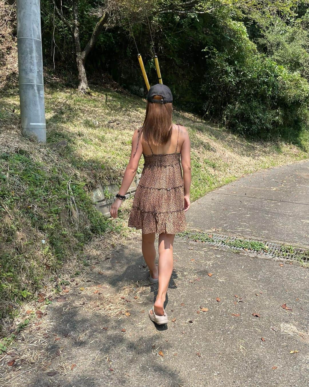 夏希リラのインスタグラム：「おはよー☀️ 小学生の時みたいな格好して今年の夏は楽しんでるよー✌️ ここ数年で一番焼けてる😁😁笑」