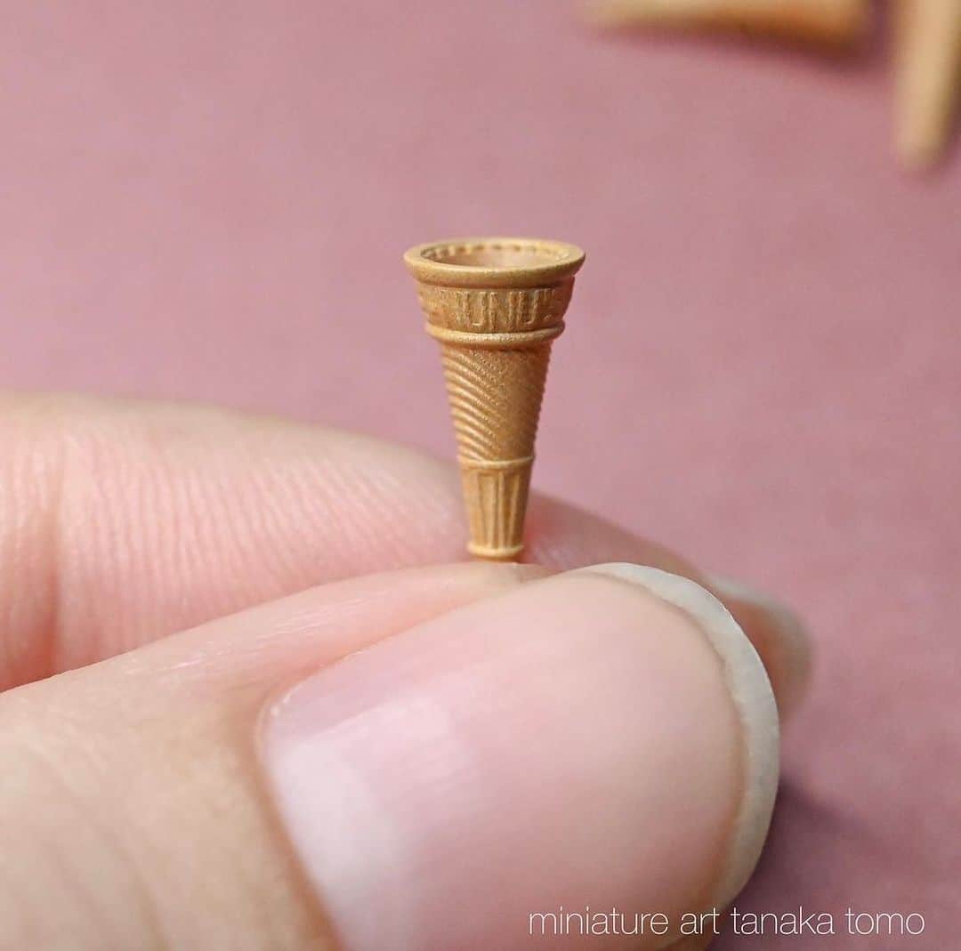Nunu's Houseのインスタグラム：「🍦 めちゃめちゃ暑いー 暑中見舞い申し上げます🎐  #ミニチュア#miniature  #ミニチュアフード #ミニチュアアート #diy #可愛い#お菓子 #sweet #kawaii#ice  #アイスクリーム #ソフトクリーム」