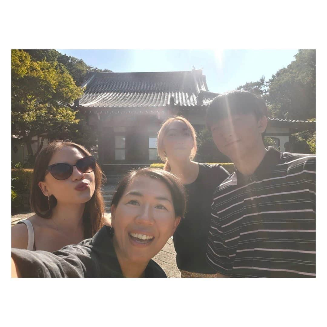 田辺あゆみさんのインスタグラム写真 - (田辺あゆみInstagram)「🪷 何日か前の〜です。 地元、薬師池公園の大賀ハスが見頃で、夕方ちらりと寄りました。 開いてる大賀ハスはもう数十年見れてません🙃 朝行かないと閉じてしまうからねえ。 でも蕾でもかわいい🥰🪷  ひさなとなおみが遠くまで足を延ばして来てくれ、お昼はみんなで簗田寺に。 心も身体もリセットされるような美しい精進料理ですっかり整ったところに、坐禅体験のお誘い。 あまり時間がなく短縮コースだったけど、次はゆっくりやってみたい🧘‍♀️」8月21日 8時15分 - _ayumitanabe_