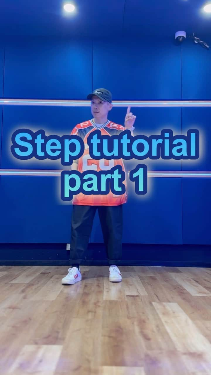 SHUHOのインスタグラム：「Step tutorial 👣 part 1 of 4🫡 (3 more coming for last combo)  Save and wait a next👍❤️  #dancetutorial #housedance #streetdancer #housedancer #dance #adidas #supreme #footwork #fashion #hiphop #step」