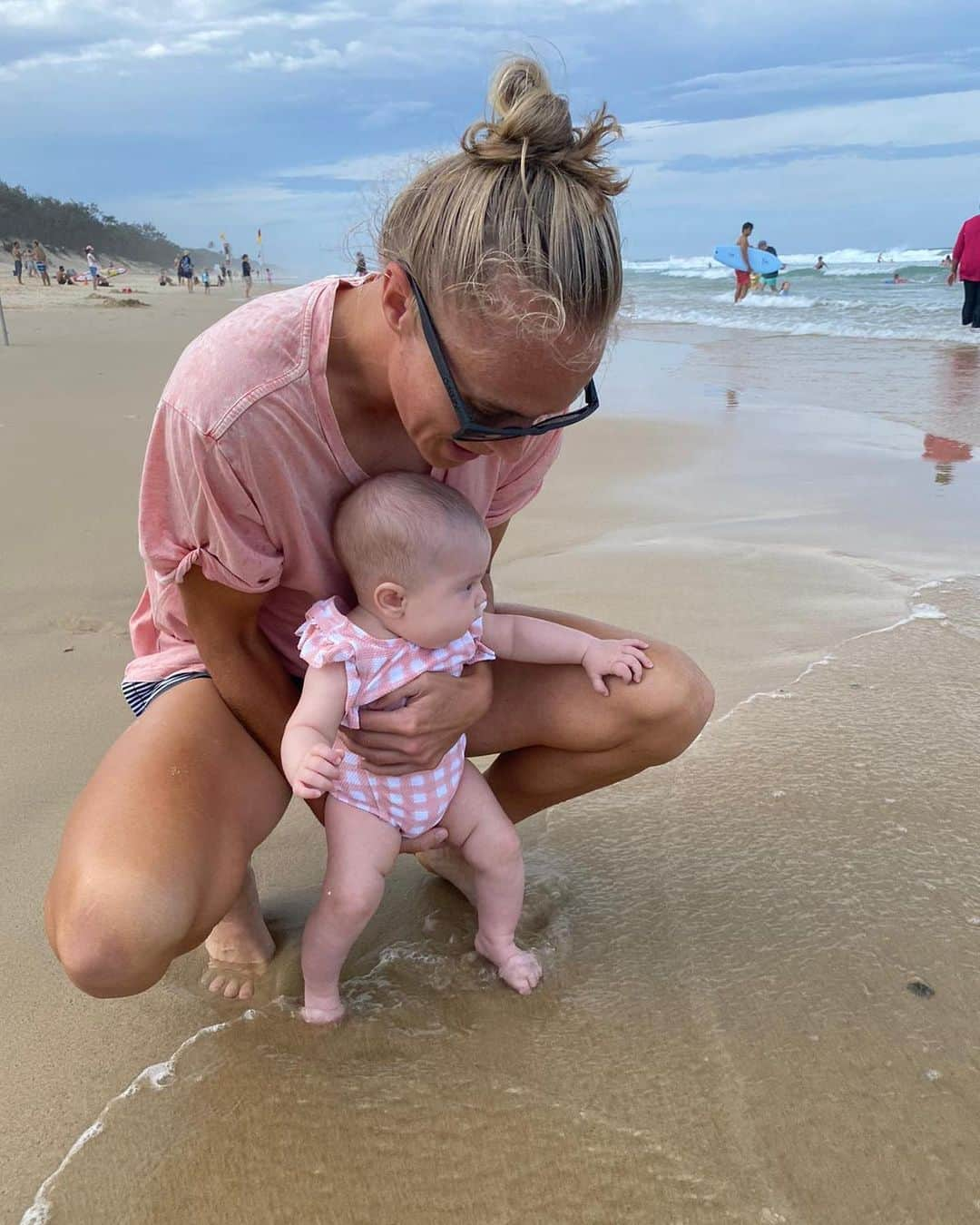 タメカ・バットのインスタグラム：「Happy birthday my little lady 🥰 my how you’ve grown 💜💙 #3yearsold」