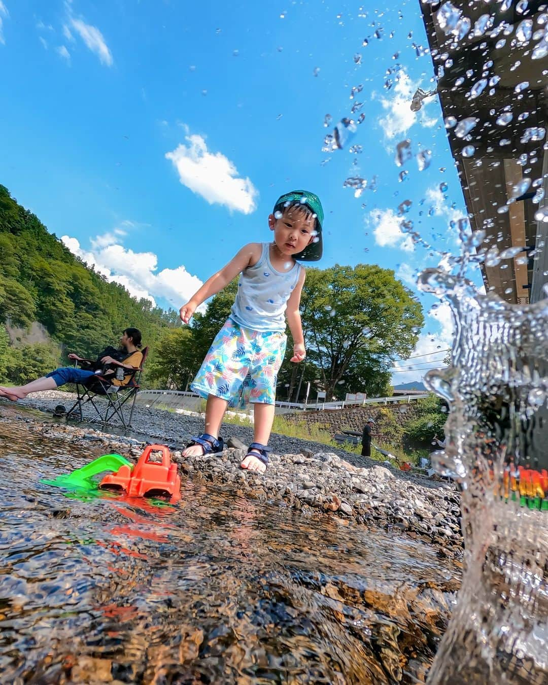 GoProさんのインスタグラム写真 - (GoProInstagram)「河原にて石投げ遊びで夏を満喫☀️🎶 📷 @KurataD ・ ・ ・ #GoPro #GoProJP #GoProのある生活 #週末 #家族 #外遊び #河原 #キャンプ」8月21日 19時09分 - goprojp