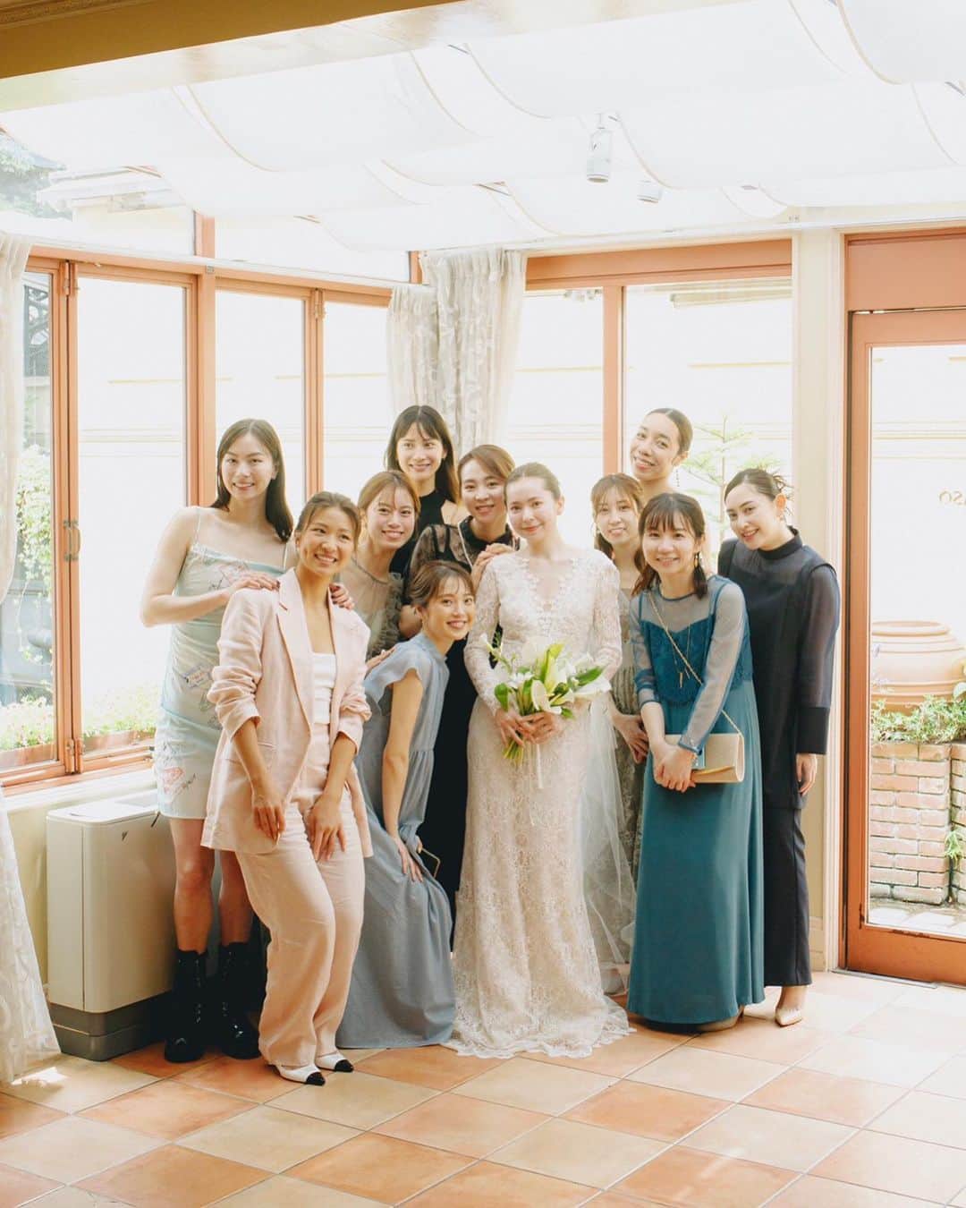 のインスタグラム：「5月の思い出🛼💫  ロレイン、良くんの結婚式🐶 @naomilorrainefrank @ryosekikawa   たくさんの愛に包まれた素敵な結婚式だった〜💫 改めましておめでとうございます💐  ロレインのウェディングドレス姿が 綺麗可愛すぎて、シャッターが止まりません🤳🤳🤳🤳🤤  #結婚式」