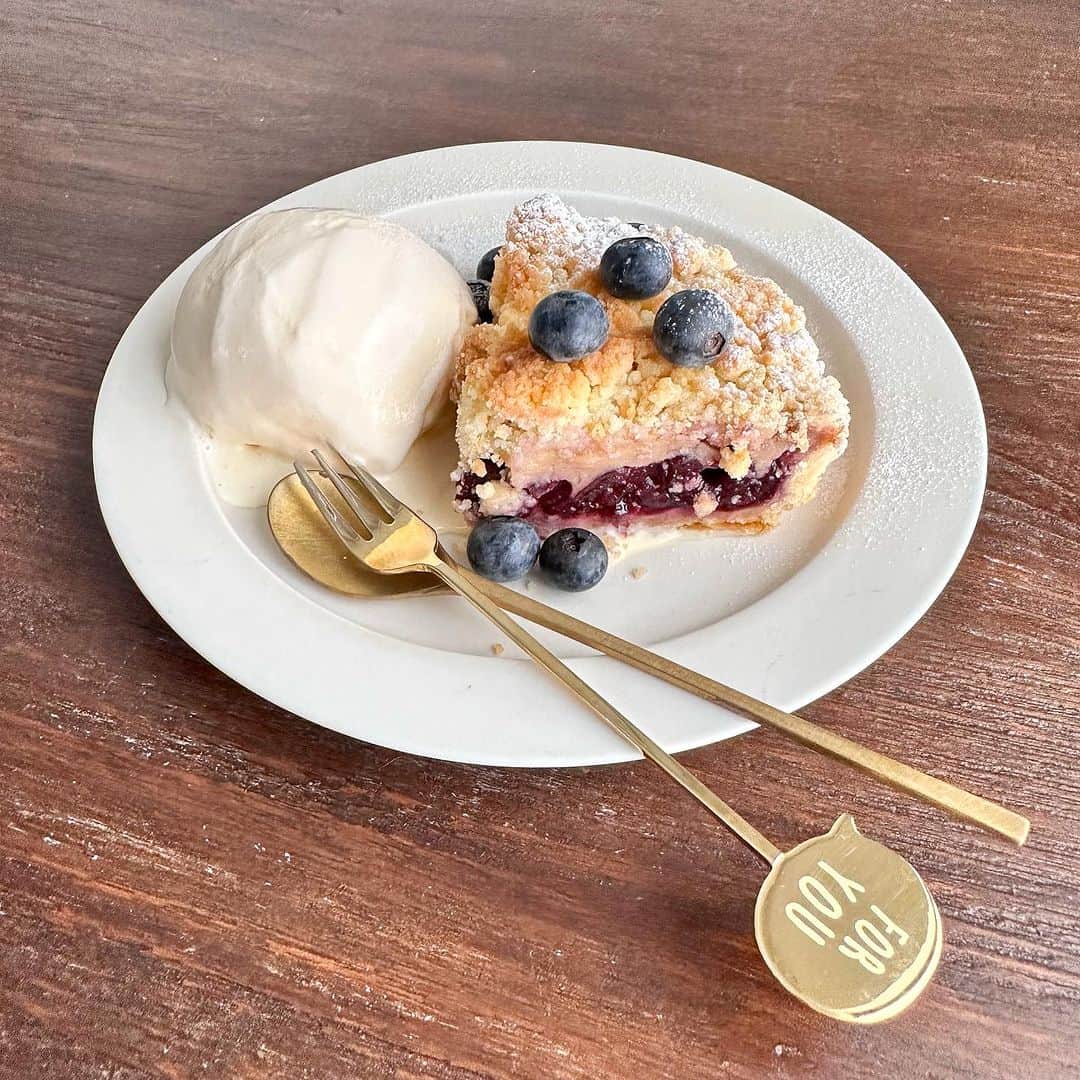 大野いとのインスタグラム：「クランブルチェリータルト。 アイスとブルーベリーをトッピングしてみました🫐🍨 食いしん坊さん。🤤 #クランブルチェリータルト  #手作りお菓子」