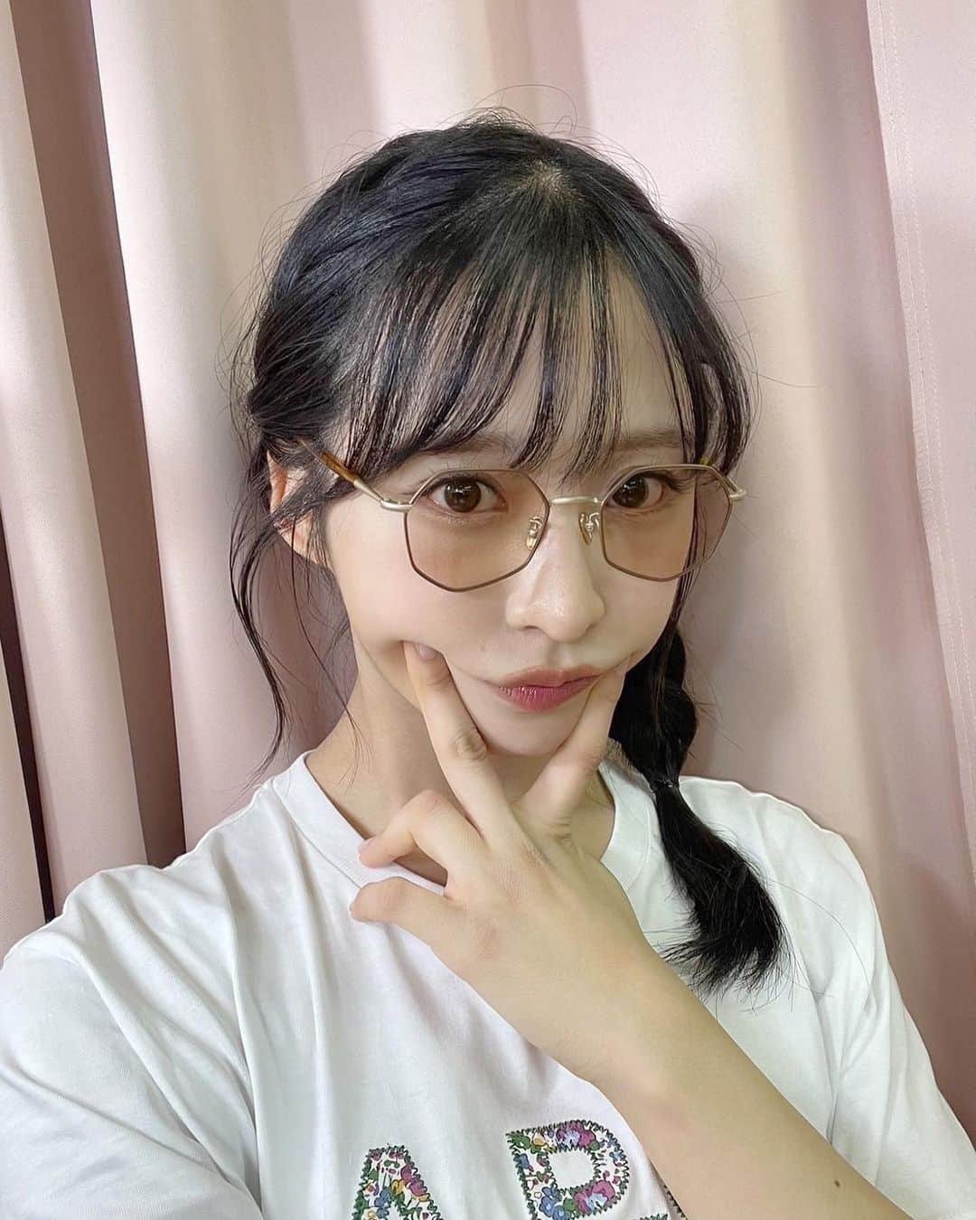 小栗有以のインスタグラム：「めがねぇ✌🏻👓  普段使いにUVカットにもなり ファッションの一つにもなるので 愛用中😙  #メガネ#resee #fashion」