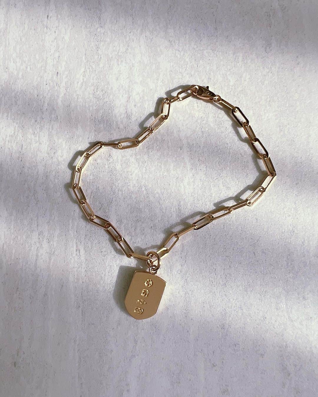 アーカーさんのインスタグラム写真 - (アーカーInstagram)「Long link chain bracelet with Dune crest charm.Available at fivethirtypark.com  #530park #fivethirtypark #mensjewelry #unisexjewelry #unisex #GenderNeutralJewelry #jewelry #jewellery #finejewelry #ファイブサーティパーク #ユニセックスジュエリー #メンズジュエリー」8月21日 17時42分 - fivethirtypark